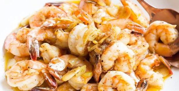 Enjoy A Delightful Seafood Experience With This Slow Cooker Garlicky Shrimp
