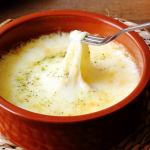 Super Easy Slow Cooker Beer Cheese Fondue