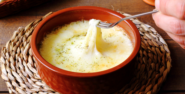 Super Easy Slow Cooker Beer Cheese Fondue