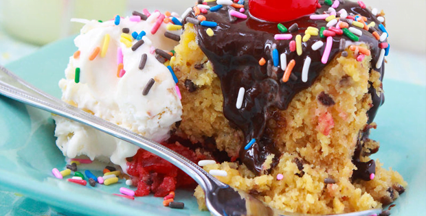 An Amazing Mouthwatering Slow Cooker Banana Split Cake