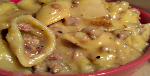 Slow Cooker Beef and Cheddar Mac